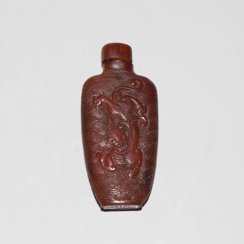 Lot: 3 Rhinozeroshorn Snuff Bottles Lot: 3个犀牛角鼻烟壶
中国，20世纪，每个都有浮雕的蝙蝠和寿字，饕餮面具和蝙蝠，以&hellip;