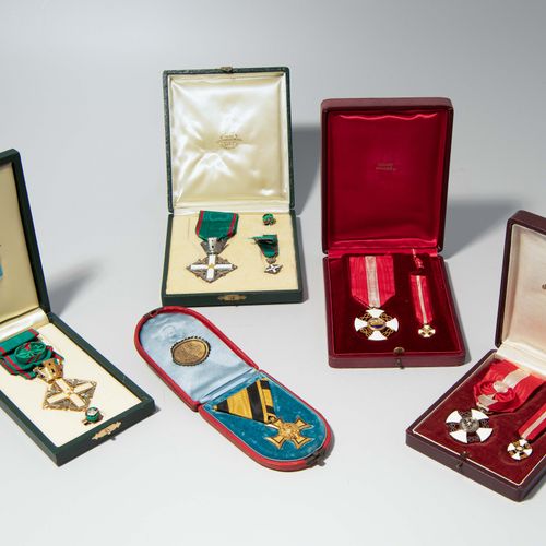 Lot: Orden und Verdienstkreuze 拍品：荣誉勋章和十字勋章
(1) 意大利共和国荣誉勋章。银质，部分鎏金。白色珐琅质十字架，上面有星&hellip;