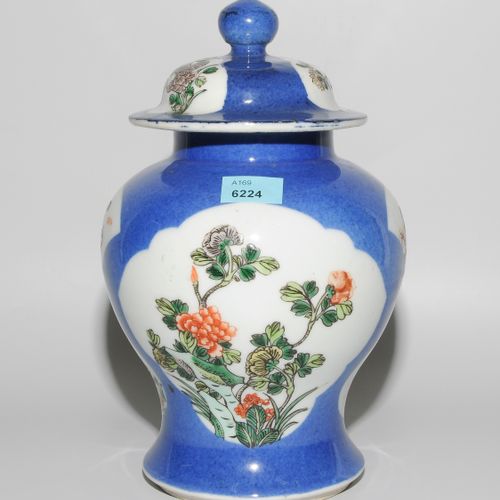 Deckelvase 盖式花瓶
中国，20世纪。 瓷器。底部上釉的蓝色双圈。在水墨蓝的背景上，在方框内有法米勒颜色的花卉装饰。高21,5厘米。
