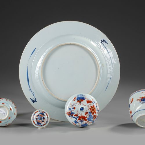 A GROUP OF THREE CHINESE IMARI OBJECTS, 18TH CENTURY A large imari charger centr&hellip;