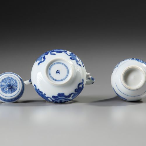 A SMALL CHINESE BLUE AND WHITE VASE AND TEAPOT WITH COVER, KANGXI PERIOD (1662-1&hellip;