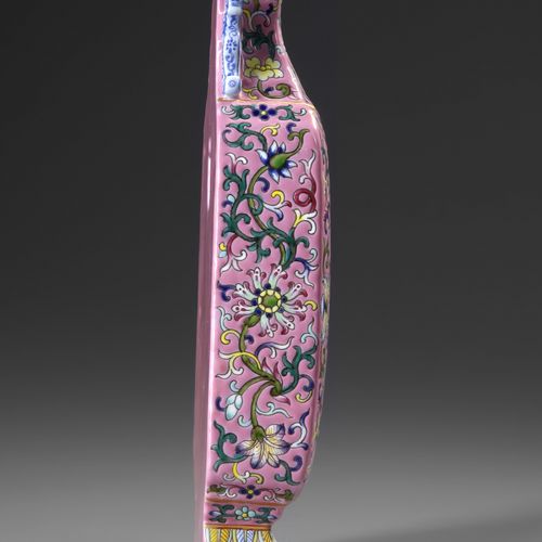 A FAMILLE ROSE RUBY-GROUND WALL VASE, QING DYNASTY (1644-1911) the flat-back vas&hellip;
