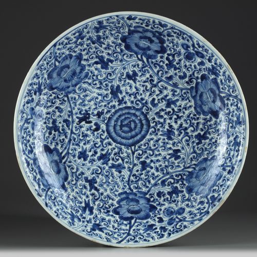 A LARGE CHINESE BLUE AND WHITE 'SCROLLING PEONY' CHARGER, KANGXI (1662-1722) The&hellip;