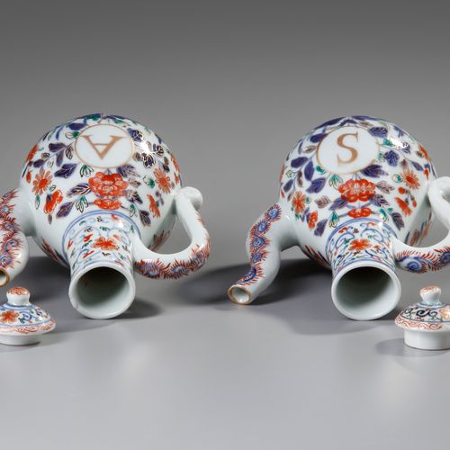 A PAIR OF IMARI JUGS AND COVERS, EDO PERIOD (LATE 17TH - EARLY 18TH CENTURY) All&hellip;