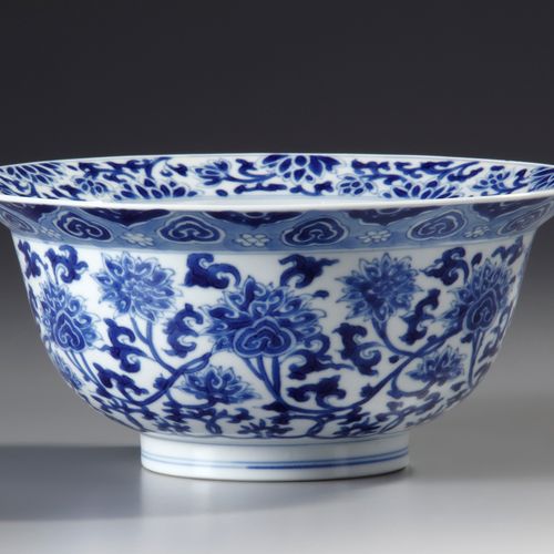 A CHINESE BLUE AND WHITE KLAPMUTS BOWL, KANGXI (1662-1722) Painted to the sides &hellip;