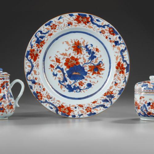 A GROUP OF THREE CHINESE IMARI OBJECTS, 18TH CENTURY A large imari charger centr&hellip;