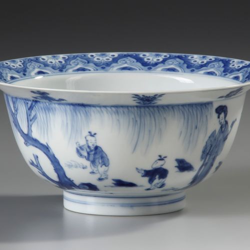 A CHINESE BLUE AND WHITE KLAPMUTS BOWL, KANGXI PERIOD (1662-1722) The bowl is de&hellip;