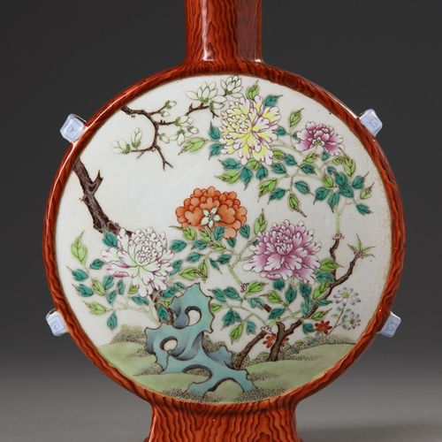A CHINESE FAMILLE ROSE FAUX-BOIS MOON FLASK, CHINA, REPUBLIC PERIOD (1911-1949) &hellip;