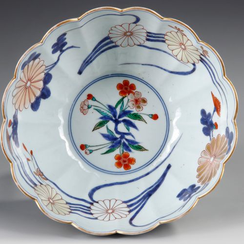A JAPANESE IMARI BOWL, 17TH CENTURY Decorated in coloured enamels and gilt on un&hellip;