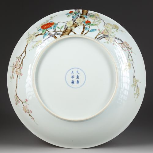 A LARGE FAMILLE ROSE CHARGER,CHINA, QING DYNASTY (1644-1911) Well enameled on th&hellip;