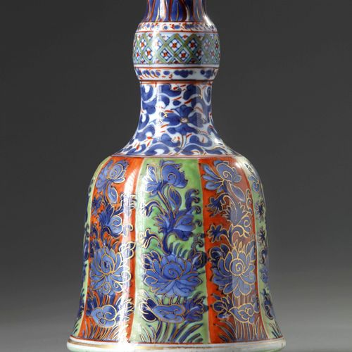 ENAMELLED CHINESE BLUE AND WHITE HOOKAH BASE, KANGXI PERIOD (1662-1722) The stur&hellip;