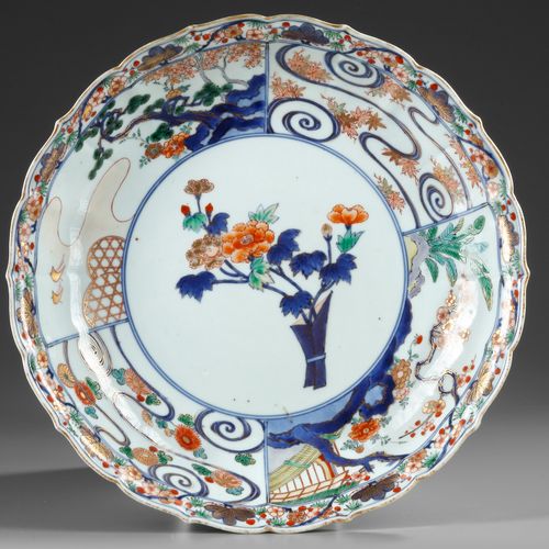A LARGE JAPANESE IMARI PLATE, 17TH CENTURY Decorated in Imari enamels with flowe&hellip;