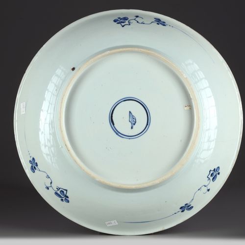 A LARGE CHINESE BLUE AND WHITE 'SCROLLING PEONY' CHARGER, KANGXI (1662-1722) The&hellip;