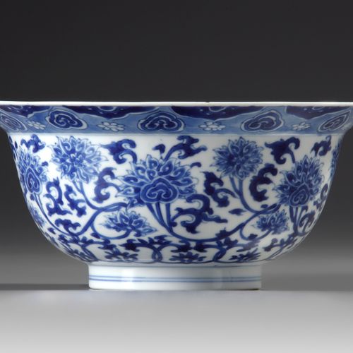 A CHINESE BLUE AND WHITE KLAPMUTS BOWL, KANGXI (1662-1722) Painted to the sides &hellip;