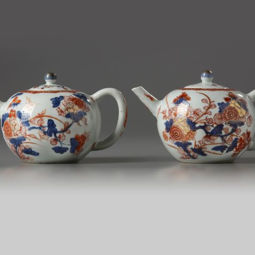 A PAIR OF CHINESE IMARI 'FLORAL' TEAPOTS AND COVERS, KANGXI PERIOD (1662-1722) E&hellip;