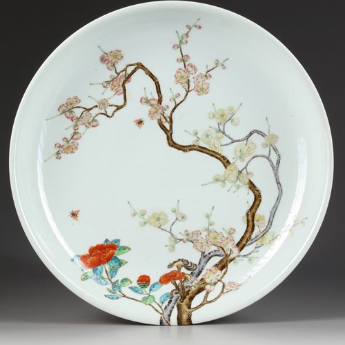 A LARGE FAMILLE ROSE CHARGER,CHINA, QING DYNASTY (1644-1911) Well enameled on th&hellip;