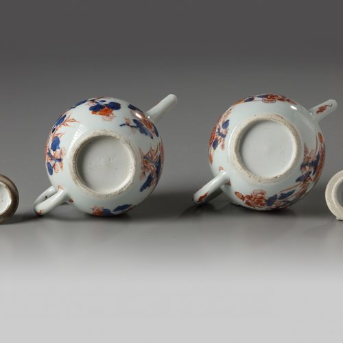A PAIR OF CHINESE IMARI 'FLORAL' TEAPOTS AND COVERS, KANGXI PERIOD (1662-1722) E&hellip;