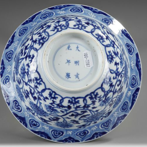 A CHINESE BLUE AND WHITE KLAPMUTS BOWL, KANGXI (1662-1722) Painted to the sides &hellip;