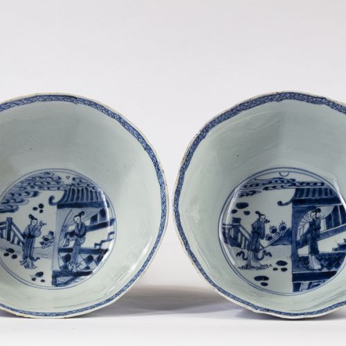 A PAIR OF CHINESE BLUE AND WHITE FOLIATE-RIMMED BOWLS, KANGXI PERIOD (1662-1772)&hellip;