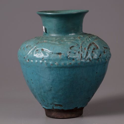 A PERSIAN KASHAN JAR, 12-13TH CENTURY De forme balustre élégante avec une bouche&hellip;
