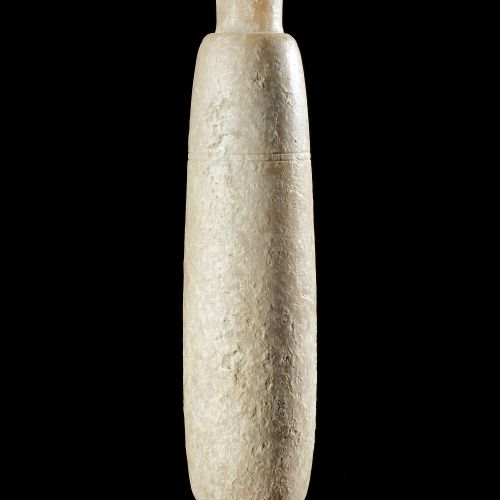 A BACTRIAN ALABASTER CYLINDRICAL VASE 公元前11世纪的巴克特里亚雪花石膏圆柱形花瓶，宽大的边缘呈弧形，底部呈圆形，瓶身上部&hellip;