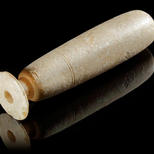 A BACTRIAN ALABASTER CYLINDRICAL VASE 公元前11世纪的巴克特里亚雪花石膏圆柱形花瓶，宽大的边缘呈弧形，底部呈圆形，瓶身上部&hellip;
