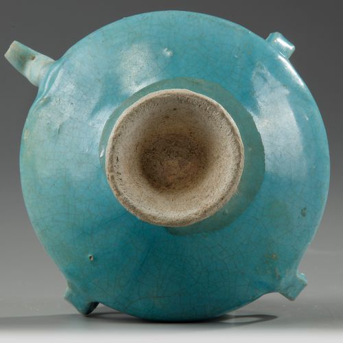 A KASHAN TURQUOISE-GLAZED BOWL, 12TH - 13TH CENTURY 碗是厚实的，有一个小的喇叭口，圆形的侧面从脚环到倒转的边&hellip;