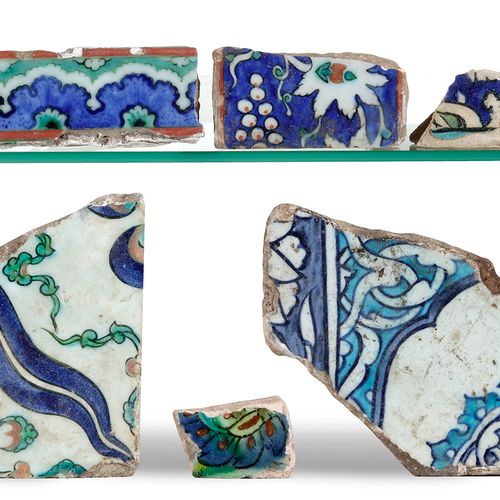 A GROUP OF NINE IZNIK TILE SHARDS, OTTOMAN, 16TH CENTURY 伊兹尼克瓷砖的各种碎片，装饰有钴蓝、绿松石、红&hellip;