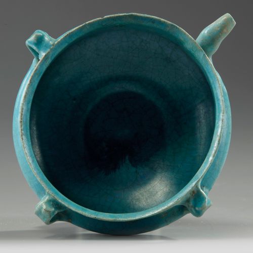 A KASHAN TURQUOISE-GLAZED BOWL, 12TH - 13TH CENTURY 碗是厚实的，有一个小的喇叭口，圆形的侧面从脚环到倒转的边&hellip;