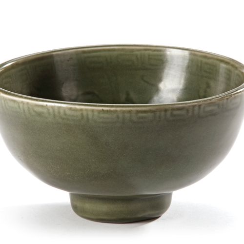 A CHINESE LONGQUAN IMPRESSED BOWL, MING DYNASTY (1368-1644) Cuenco chino de cela&hellip;