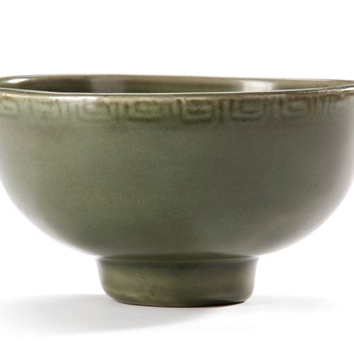 A CHINESE LONGQUAN IMPRESSED BOWL, MING DYNASTY (1368-1644) Chinesische Seladons&hellip;