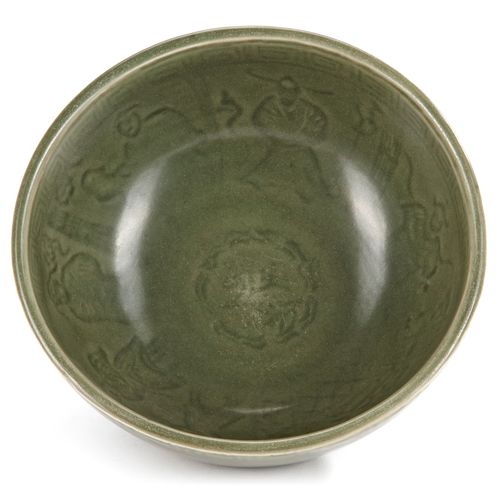 A CHINESE LONGQUAN IMPRESSED BOWL, MING DYNASTY (1368-1644) Un bol chinois en cé&hellip;