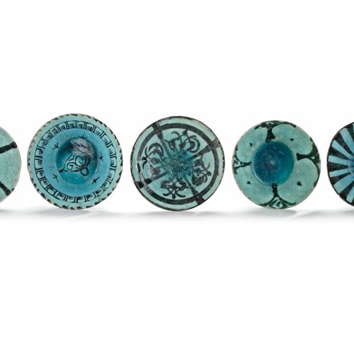 FIVE KASHAN TURQUOISE GLAZED BOWLS, PERSIA, 13TH CENTURY 五个陶碗，覆盖着绿松石的釉面，用黑色的条纹和叶&hellip;