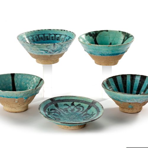 FIVE KASHAN TURQUOISE GLAZED BOWLS, PERSIA, 13TH CENTURY 五个陶碗，覆盖着绿松石的釉面，用黑色的条纹和叶&hellip;