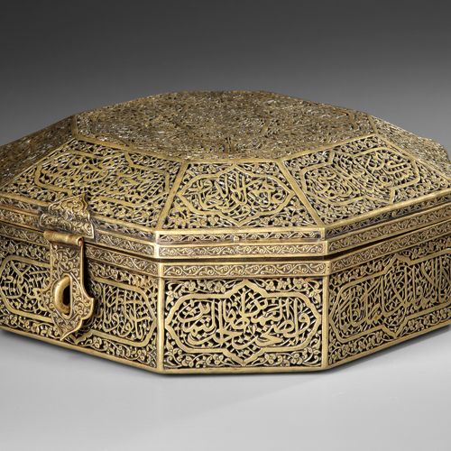 A QAJAR OPENWORK OCTAGONAL BRASS BOX WITH COVER, 19TH CENTURY 一个八角形的大铜盒，带有拱形的盖子，&hellip;