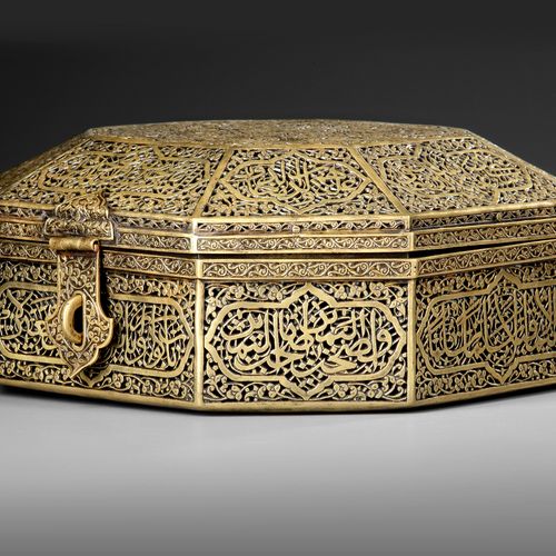 A QAJAR OPENWORK OCTAGONAL BRASS BOX WITH COVER, 19TH CENTURY 一个八角形的大铜盒，带有拱形的盖子，&hellip;