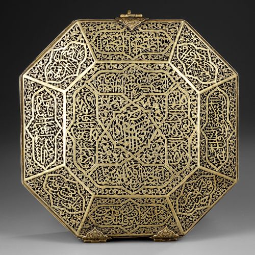 A QAJAR OPENWORK OCTAGONAL BRASS BOX WITH COVER, 19TH CENTURY Grande scatola in &hellip;