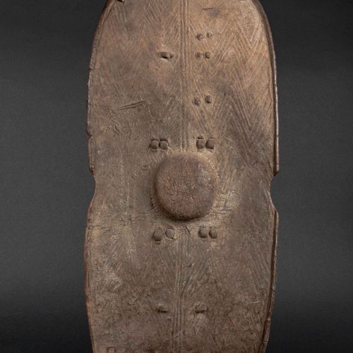 皮盾、兽皮和木柄，有古老的铜锈和使用痕迹。肯尼亚 坦桑尼亚，19世纪末或20世纪初。高度：70厘米