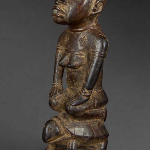 硬木质地的女性形象，带有古老的棕色铜锈。她象征性地骑着一只乌龟，脸上显示出一种美丽的专注表情。刚果民主共和国的金刚，20世纪中期。高：20厘米。出处： 前Gae&hellip;
