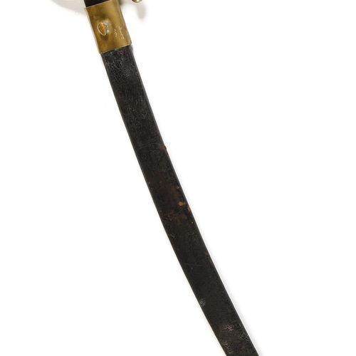 被称为Briquet的步兵军刀模型An XI 
冲孔青铜安装，单支枪柄。弯曲的刀片（有严重的凹痕），背面平坦。皮制刀鞘，有两个铜质配件。 
A.B.E.