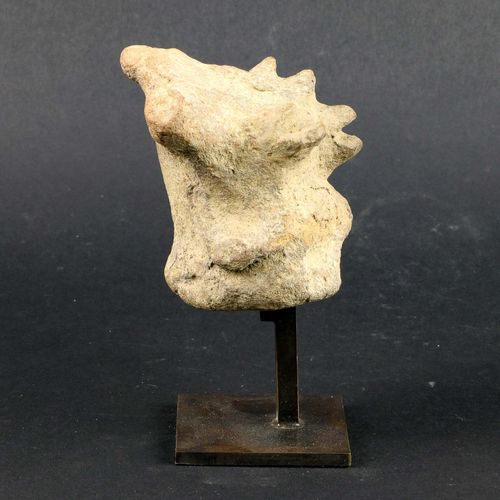 米色陶土头像，有三方冠，有缺口和时间的痕迹。乍得Sao，公元1300 1600年。高：9.5厘米