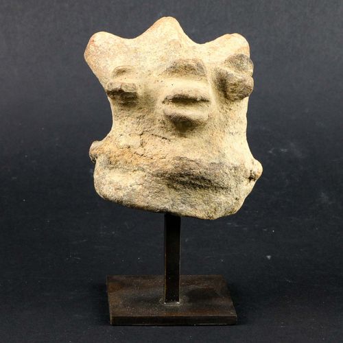米色陶土头像，有三方冠，有缺口和时间的痕迹。乍得Sao，公元1300 1600年。高：9.5厘米