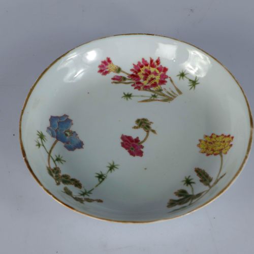 Null CHINE, Vers 1900. Coupe en porcelaine à décor floral polychrome. Marque apo&hellip;