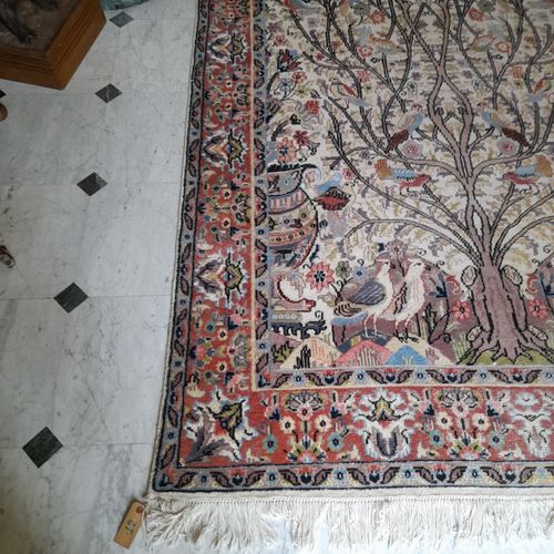 Tapis d'ORIENT en laine, décor à l'arbre de vie et d'oiseaux de couleur polychro&hellip;