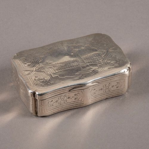 A SILVER SNUFF BOX WITH ARCHITECTURAL VIEW: ALEXANDER COLUM 银质鼻烟壶与建筑景观：圣地亚哥的亚历山大&hellip;