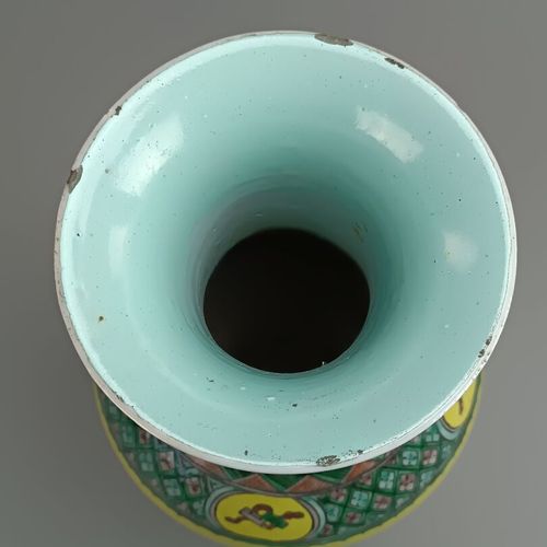 Null CHINE.
Vase balustre en porcelaine polychrome.
Décor dans une végétation de&hellip;