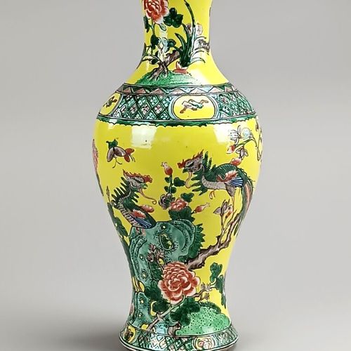 Null CHINE.
Vase balustre en porcelaine polychrome.
Décor dans une végétation de&hellip;