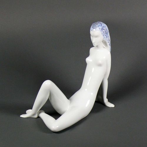 Null Mädchenakt (Royal Dux, 20.Jh.) mit blauem Kopftuch; sitzend; Bodenunterseit&hellip;