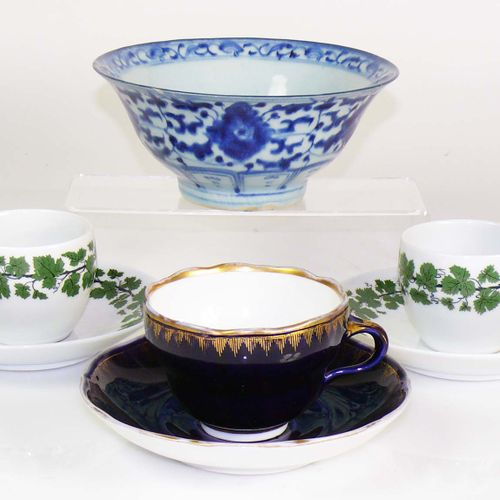 Null 杂项瓷器 2个咖啡杯，带蛇形把手和UT，Weinlaub Meissen第一选择，约1900年，未损坏；1个带UT的深钴蓝色杯子，KPM Berlin&hellip;