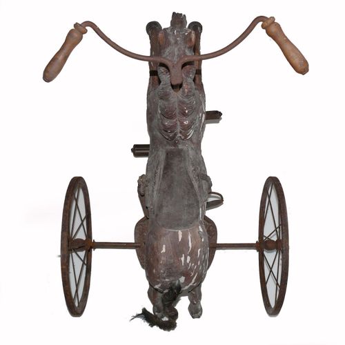 Null 三轮马（约1900年）棕色油漆的木质马身，容量有损失；皮革马鞍和马镫；3个木质车轮，有铁制配件和金属辐条；前轮有金属把手和木制手柄；生锈；长：80厘米&hellip;